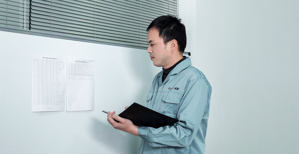 Seiceáil an dul chun cinn táirgeachta ar an mballa